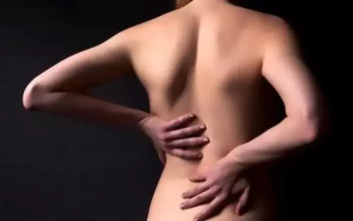 With osteochondrosis, you can rub the back with popular warming massage