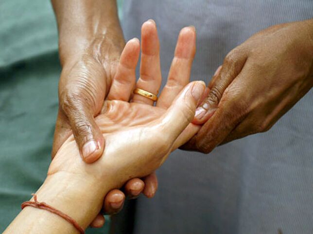 Manual therapy is a very popular method of treating rhizarthrosis that affects the finger joints. 